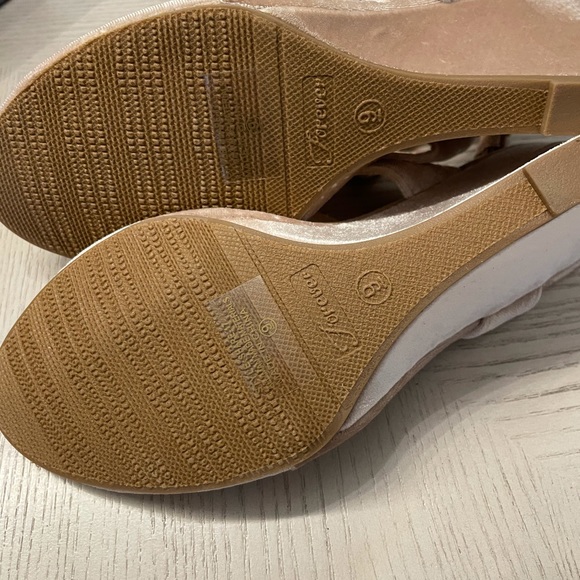 Forever Velvet Jeweled Wedges Sz 9 - Picture 5 of 9